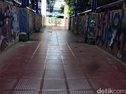 Jorok! Kotoran Manusia Berceceran di JPO Alun-alun Merdeka Kota Malang