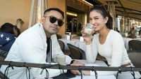 Momen Judika Makan Bareng Istri hingga Rekan Artis
