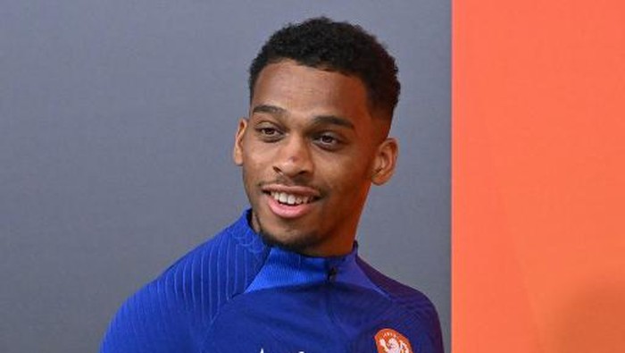 Netherlands defender Jurrien Timber attends a press conference at Qatar University training sites in Doha on December 6, 2022 during the Qatar 2022 World Cup football tournament. (Photo by Alberto PIZZOLI / AFP)