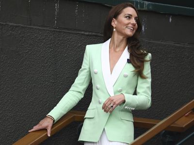 Foto: Kate Middleton Tiru Gaya Putri Diana, Ikut Tren Blazer Tanpa Dalaman