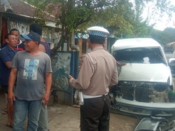 Kijang Adu Banteng dengan Truk Gandeng di Banyuwangi gegara Rem Blong