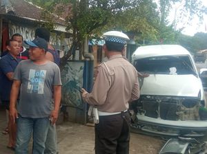 Kijang Adu Banteng dengan Truk Gandeng di Banyuwangi gegara Rem Blong Kijang Adu Banteng dengan Truk Gandeng di Banyuwangi gegara Rem Blong