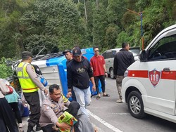 20 Wisatawan Bojonegoro Terluka Saat Elf yang Ditumpangi Terguling di Sarangan