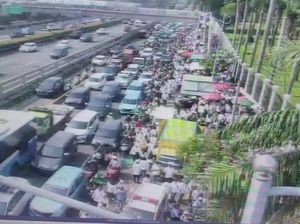 Demo di Depan DPR Bikin Macet, Pengendara Diimbau Cari Jalan Alternatif Demo di Depan DPR Bikin Macet, Pengendara Diimbau Cari Jalan Alternatif