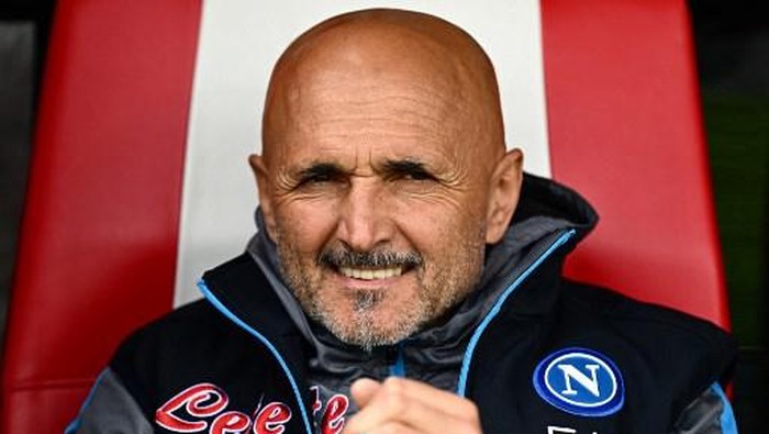 Napolis Italian coach Luciano Spalletti looks on prior to the Italian Serie A football match between Monza and Napoli on May 14, 2023 at the Brianteo stadium in Monza. (Photo by GABRIEL BOUYS / AFP)