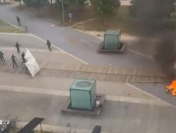 Seorang Pria Santai Makan di Tengah Bentrok Warga-Polisi di Prancis