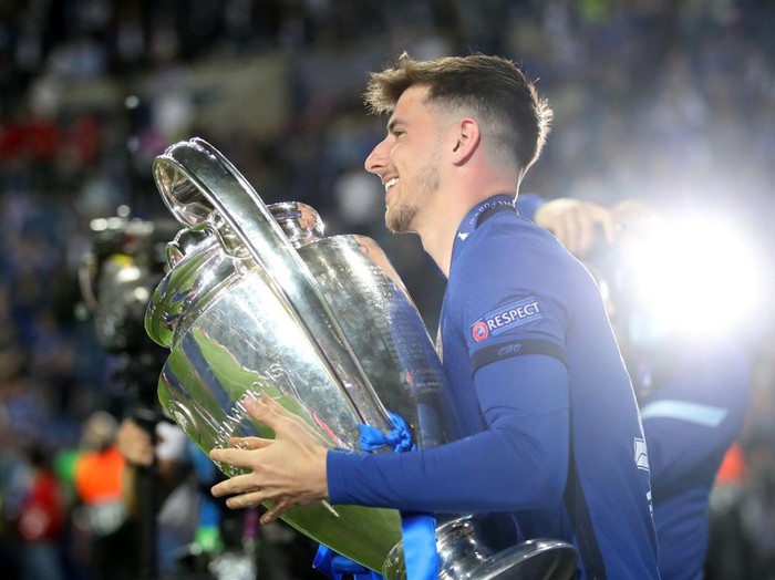 Soccer Football - Champions League Final - Manchester City v Chelsea - Estadio do Dragao, Porto, Portugal - May 29, 2021 Chelsea's Mason Mount celebrates with the trophy after winning the Champions League Pool via REUTERS/Carl Recine