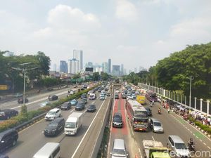 Massa Demo Perangkat Desa Bubar, Lalin Depan DPR Kembali Normal Massa Demo Perangkat Desa Bubar, Lalin Depan DPR Kembali Normal