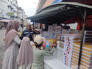Buku Tulis Laris Manis, Pedagang di Kisaran Raup Rp 5 Juta Per Hari Buku Tulis Laris Manis, Pedagang di Kisaran Raup Rp 5 Juta Per Hari