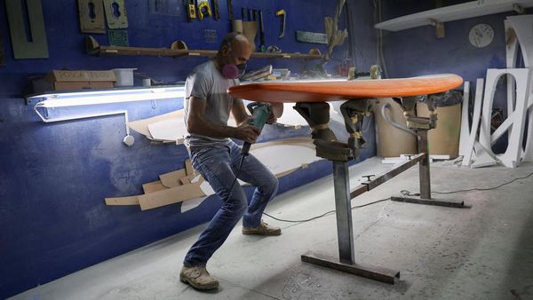 Melihat Pembuatan Papan Selancar Warga Lebanon