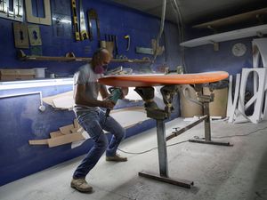 Melihat Pembuatan Papan Selancar Warga Lebanon