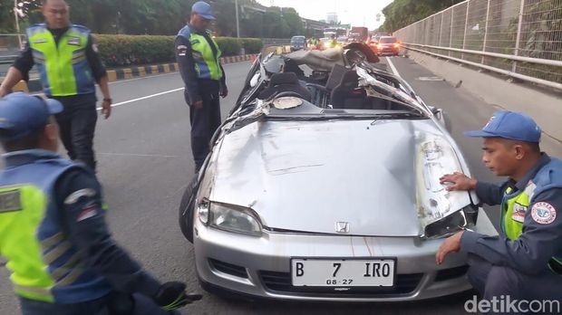 Mobil Honda Estilo terbalik hingga ringsek usai tabrak tiang lampu di Tol Wiyoto Wiyono, Kelapa Gading, Rabu (5/7/2023) sore.