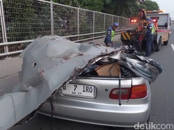 Potret Estilo Ringsek Usai Tabrak Tiang Lampu hingga Terbalik di Tol