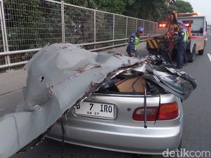 Potret Estilo Ringsek Usai Tabrak Tiang Lampu hingga Terbalik di Tol Potret Estilo Ringsek Usai Tabrak Tiang Lampu hingga Terbalik di Tol
