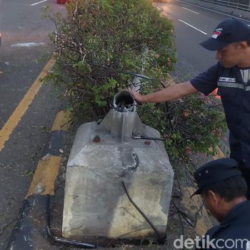 Mobil Honda Estilo terbalik hingga ringsek usai tabrak tiang lampu di Tol Wiyoto Wiyono, Kelapa Gading, Rabu (5/7/2023) sore.