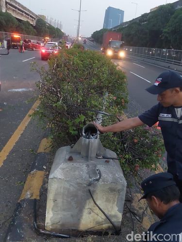 Mobil Honda Estilo terbalik hingga ringsek usai tabrak tiang lampu di Tol Wiyoto Wiyono, Kelapa Gading, Rabu (5/7/2023) sore.