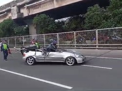 Mobil Terguling hingga Ringsek di Tol Kelapa Gading, 2 Orang Terluka