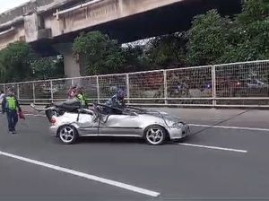 Detik-detik Ngeri Estilo Tabrak Tiang Lampu Tol hingga Terpental-Terbalik Detik-detik Ngeri Estilo Tabrak Tiang Lampu Tol hingga Terpental-Terbalik