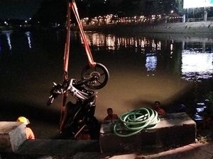 Seorang Pengendara Motor Tewas Tercebur ke Kalimas Surabaya