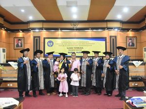 Mantap! Ibu Rumah Tangga Ini Raih Gelar Doktor UNY dengan IPK Sempurna