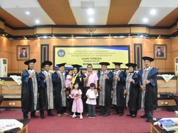 Mantap! Ibu Rumah Tangga Ini Raih Gelar Doktor UNY dengan IPK Sempurna