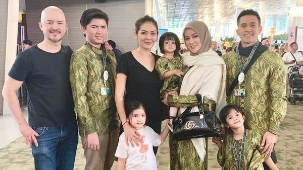 6 Potret Olla Ramlan dan Istri Mantan Suami, Dekat Bak Bestie