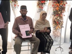 Senangnya Pasutri Lansia di Lamongan Akhirnya Punya Buku Nikah