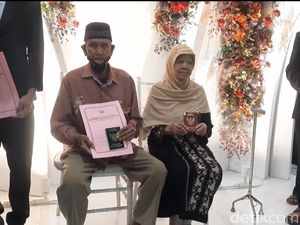 Senangnya Pasutri Lansia di Lamongan Akhirnya Punya Buku Nikah Senangnya Pasutri Lansia di Lamongan Akhirnya Punya Buku Nikah