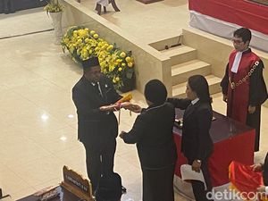 Erwin Ayal Dilantik Jadi Ketua DPRD Sorong Usai Petronela Kambuaya Mundur