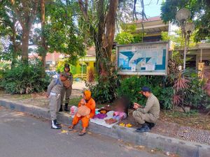 Satpol PP Kota Malang Amankan Pengemis Wanita Berbaju Badut Bawa 2 Anak
