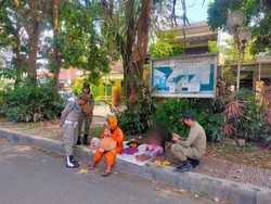 Satpol PP Kota Malang Amankan Pengemis Wanita Berbaju Badut Bawa 2 Anak