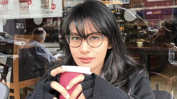 Pesona Raihaanun Saat Ngopi dan Makan Bareng Sahabat