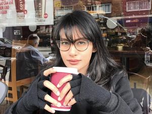 Pesona Raihaanun Saat Ngopi dan Makan Bareng Sahabat Pesona Raihaanun Saat Ngopi dan Makan Bareng Sahabat