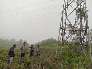 Ngeri! Nekat Ngonten Panjat SUTET Saat Mabuk, Pria Garut Gosong Kesetrum Ngeri! Nekat Ngonten Panjat SUTET Saat Mabuk, Pria Garut Gosong Kesetrum
