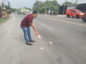 Pasutri Pemotor Kena Peluru Nyasar di Tangerang, Polisi Bawa Korban ke RS Pasutri Pemotor Kena Peluru Nyasar di Tangerang, Polisi Bawa Korban ke RS