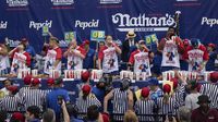 Potret Keseruan Lomba Makan Hot Dog Amerika