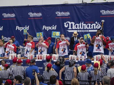 Potret Keseruan Lomba Makan Hot Dog Amerika