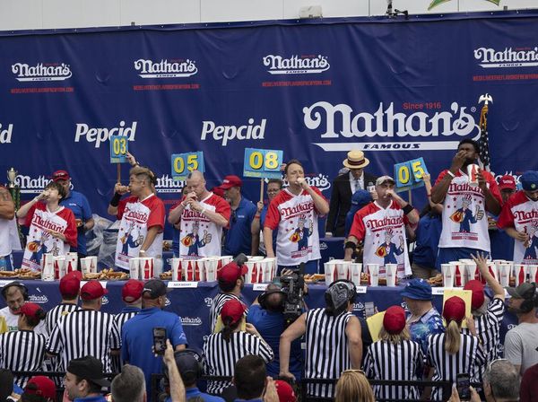 Potret Keseruan Lomba Makan Hot Dog Amerika
