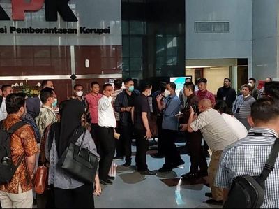 Potret Sambutan dan Tepuk Tangan Pegawai KPK Sambut Brigjen Endar