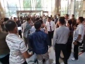 Momen Brigjen Endar Datangi KPK Disambut Tepuk Tangan Pegawai Momen Brigjen Endar Datangi KPK Disambut Tepuk Tangan Pegawai