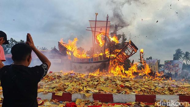 Perayaan Bakar Tongkang di Rokan Hilir pada 2023. Foto: Raja Adil Siregar.