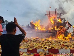 Unik! Tradisi Bakar Tongkang, Ada yang Pamer Kebal Senjata Tajam