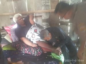 Evakuasi Pria Berbobot 200 Kg di Grobogan, Sampai Digotong 10 Orang! Evakuasi Pria Berbobot 200 Kg di Grobogan, Sampai Digotong 10 Orang!