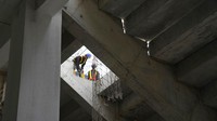 Yang ini adalah momen pengerjaan Jakarta International Stadium (JIS) pada bulan Oktober 2021. Foto: AP/Dita Alangkara