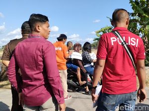 Pacar Tersangka Ikut Rekonstruksi Pembunuhan Wanita yang Dibuang di Sragen Pacar Tersangka Ikut Rekonstruksi Pembunuhan Wanita yang Dibuang di Sragen