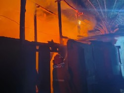 Rumah Kepala Desa di Luwu Timur Ludes Terbakar, 5 Motor Hangus