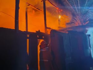 Rumah Kepala Desa di Luwu Timur Ludes Terbakar, 5 Motor Hangus Rumah Kepala Desa di Luwu Timur Ludes Terbakar, 5 Motor Hangus