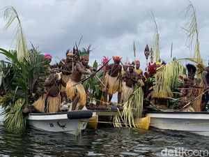 Sandiaga Minta Kualitas Festival Danau Sentani Ditingkatkan Agar Masuk KEN Sandiaga Minta Kualitas Festival Danau Sentani Ditingkatkan Agar Masuk KEN