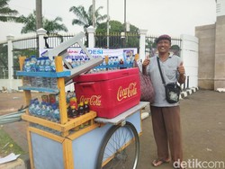 Cerita Pedagang Minuman Saat Demo Depan DPR: Kadang Ramai, Kadang Sepi