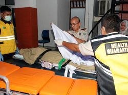 Foto-foto Evakuasi Jenazah Haji yang Meninggal saat Penerbangan Jeddah-Jakarta